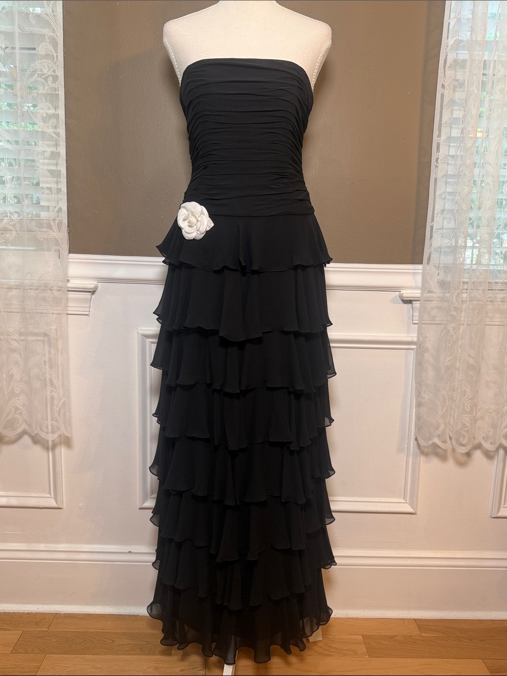Y2K Kay Unger 100% Silk Strapless Ruffle Tiered Gown‎ Black Rosette Size 4
